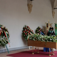 Foto Nicoloro G. 23/02/2016 Milano Cerimonia funebre laica in onore del semiologo e scrittore Umberto Eco. nella foto il feretro di Umberto Eco nell\' allestimento voluto per lui nel cortile del Castello.