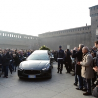 Foto Nicoloro G. 23/02/2016 Milano Cerimonia funebre laica in onore del semiologo e scrittore Umberto Eco. nella foto l' uscita del feretro dal Castello tra due ali di folla.