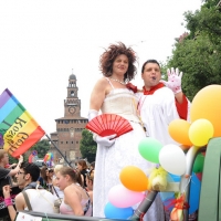 Foto Nicoloro G.  12/06/2010 Milano  Manifestazione del " gay-pride " con corteo da piazza Castello a piazza Duomo. nella foto Due partecipanti di fronte al Castello Sforzesco
