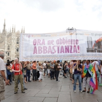 Foto Nicoloro G.  12/06/2010 Milano  Manifestazione del " gay-pride " con corteo da piazza Castello a piazza Duomo. nella foto Partecipanti alla manifestazione con striscione in Piazza del Duomo