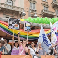 Foto Nicoloro G.  12/06/2010 Milano  Manifestazione del " gay-pride " con corteo da piazza Castello a piazza Duomo. nella foto Partecipanti alla manifestazione con bandiere e cartelli