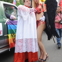 Foto Nicoloro G.  12/06/2010 Milano  Manifestazione del " gay-pride " con corteo da piazza Castello a piazza Duomo. nella foto Due partecipanti alla manifestazione