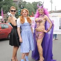 Foto Nicoloro G.  12/06/2010 Milano  Manifestazione del \" gay-pride \" con corteo da piazza Castello a piazza Duomo. nella foto Tre partecipanti alla manifestazione