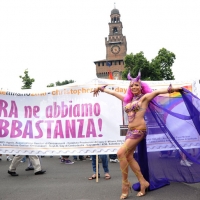 Foto Nicoloro G.  12/06/2010 Milano  Manifestazione del \" gay-pride \" con corteo da piazza Castello a piazza Duomo. nella foto Partecipante alla manifestazione e grande striscione di fronte al Castello Sforzesco