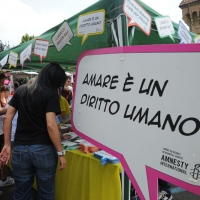 Foto Nicoloro G. 09/06/2012 Bologna ” Fate pure con comodo ” e’ lo slogan del corteo del Gay Pride nazionale, che si e’ svolto oggi a Bologna, per sottolineare il ritardo della politica in materia di diritti civili .Una manifestazione in tono minore per solidarieta’ ai terremotati dell’ Emilia e anche simbolica perche’ proprio 30 anni fa, per la prima volta, un’ amministrazione comunale concesse una sede al movimento Gay a porta Saragozza, la stessa porta da cui oggi e’ partito il corteo. nella foto Lo Stand di Amnesty Internationl