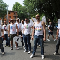 Foto Nicoloro G. 09/06/2012 Bologna ” Fate pure con comodo ” e’ lo slogan del corteo del Gay Pride nazionale, che si e’ svolto oggi a Bologna, per sottolineare il ritardo della politica in materia di diritti civili .Una manifestazione in tono minore per solidarieta’ ai terremotati dell’ Emilia e anche simbolica perche’ proprio 30 anni fa, per la prima volta, un’ amministrazione comunale concesse una sede al movimento Gay a porta Saragozza, la stessa porta da cui oggi e’ partito il corteo. nella foto Partecipanti al corteo