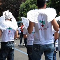Foto Nicoloro G. 09/06/2012 Bologna ” Fate pure con comodo ” e’ lo slogan del corteo del Gay Pride nazionale, che si e’ svolto oggi a Bologna, per sottolineare il ritardo della politica in materia di diritti civili .Una manifestazione in tono minore per solidarieta’ ai terremotati dell’ Emilia e anche simbolica perche’ proprio 30 anni fa, per la prima volta, un’ amministrazione comunale concesse una sede al movimento Gay a porta Saragozza, la stessa porta da cui oggi e’ partito il corteo. nella foto Partecipanti al corteo