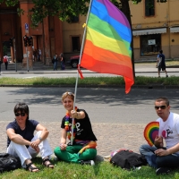 Foto Nicoloro G. 09/06/2012 Bologna ” Fate pure con comodo ” e’ lo slogan del corteo del Gay Pride nazionale, che si e’ svolto oggi a Bologna, per sottolineare il ritardo della politica in materia di diritti civili .Una manifestazione in tono minore per solidarieta’ ai terremotati dell’ Emilia e anche simbolica perche’ proprio 30 anni fa, per la prima volta, un’ amministrazione comunale concesse una sede al movimento Gay a porta Saragozza, la stessa porta da cui oggi e’ partito il corteo. nella foto Partecipanti al corteo