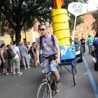 Foto Nicoloro G. 09/06/2012 Bologna ” Fate pure con comodo ” e’ lo slogan del corteo del Gay Pride nazionale, che si e’ svolto oggi a Bologna, per sottolineare il ritardo della politica in materia di diritti civili .Una manifestazione in tono minore per solidarieta’ ai terremotati dell’ Emilia e anche simbolica perche’ proprio 30 anni fa, per la prima volta, un’ amministrazione comunale concesse una sede al movimento Gay a porta Saragozza, la stessa porta da cui oggi e’ partito il corteo. nella foto Partecipanti al corteo