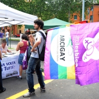 Foto Nicoloro G. 09/06/2012 Bologna ” Fate pure con comodo ” e’ lo slogan del corteo del Gay Pride nazionale, che si e’ svolto oggi a Bologna, per sottolineare il ritardo della politica in materia di diritti civili .Una manifestazione in tono minore per solidarieta’ ai terremotati dell’ Emilia e anche simbolica perche’ proprio 30 anni fa, per la prima volta, un’ amministrazione comunale concesse una sede al movimento Gay a porta Saragozza, la stessa porta da cui oggi e’ partito il corteo. nella foto Stand, partecipanti e bandiere