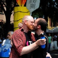 Foto Nicoloro G. 09/06/2012 Bologna ” Fate pure con comodo ” e’ lo slogan del corteo del Gay Pride nazionale, che si e’ svolto oggi a Bologna, per sottolineare il ritardo della politica in materia di diritti civili .Una manifestazione in tono minore per solidarieta’ ai terremotati dell’ Emilia e anche simbolica perche’ proprio 30 anni fa, per la prima volta, un’ amministrazione comunale concesse una sede al movimento Gay a porta Saragozza, la stessa porta da cui oggi e’ partito il corteo. nella foto Affettuosità tra partecipanti al corteo
