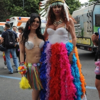 Foto Nicoloro G. 09/06/2012 Bologna ” Fate pure con comodo ” e’ lo slogan del corteo del Gay Pride nazionale, che si e’ svolto oggi a Bologna, per sottolineare il ritardo della politica in materia di diritti civili .Una manifestazione in tono minore per solidarieta’ ai terremotati dell’ Emilia e anche simbolica perche’ proprio 30 anni fa, per la prima volta, un’ amministrazione comunale concesse una sede al movimento Gay a porta Saragozza, la stessa porta da cui oggi e’ partito il corteo. nella foto Partecipanti al corteo