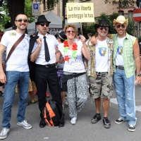 Foto Nicoloro G. 09/06/2012 Bologna ” Fate pure con comodo ” e’ lo slogan del corteo del Gay Pride nazionale, che si e’ svolto oggi a Bologna, per sottolineare il ritardo della politica in materia di diritti civili .Una manifestazione in tono minore per solidarieta’ ai terremotati dell’ Emilia e anche simbolica perche’ proprio 30 anni fa, per la prima volta, un’ amministrazione comunale concesse una sede al movimento Gay a porta Saragozza, la stessa porta da cui oggi e’ partito il corteo. nella foto Partecipanti al corteo e cartello