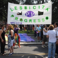 Foto Nicoloro G. 09/06/2012 Bologna ” Fate pure con comodo ” e’ lo slogan del corteo del Gay Pride nazionale, che si e’ svolto oggi a Bologna, per sottolineare il ritardo della politica in materia di diritti civili .Una manifestazione in tono minore per solidarieta’ ai terremotati dell’ Emilia e anche simbolica perche’ proprio 30 anni fa, per la prima volta, un’ amministrazione comunale concesse una sede al movimento Gay a porta Saragozza, la stessa porta da cui oggi e’ partito il corteo. nella foto Partecipanti al corteo e striscione
