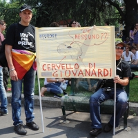 Foto Nicoloro G. 09/06/2012 Bologna ” Fate pure con comodo ” e’ lo slogan del corteo del Gay Pride nazionale, che si e’ svolto oggi a Bologna, per sottolineare il ritardo della politica in materia di diritti civili .Una manifestazione in tono minore per solidarieta’ ai terremotati dell’ Emilia e anche simbolica perche’ proprio 30 anni fa, per la prima volta, un’ amministrazione comunale concesse una sede al movimento Gay a porta Saragozza, la stessa porta da cui oggi e’ partito il corteo. nella foto Partecipanti al corteo e striscione