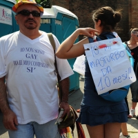 Foto Nicoloro G. 09/06/2012 Bologna ” Fate pure con comodo ” e’ lo slogan del corteo del Gay Pride nazionale, che si e’ svolto oggi a Bologna, per sottolineare il ritardo della politica in materia di diritti civili .Una manifestazione in tono minore per solidarieta’ ai terremotati dell’ Emilia e anche simbolica perche’ proprio 30 anni fa, per la prima volta, un’ amministrazione comunale concesse una sede al movimento Gay a porta Saragozza, la stessa porta da cui oggi e’ partito il corteo. nella foto Partecipanti al corteo e cartello