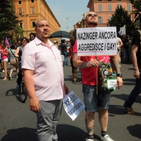 Foto Nicoloro G. 09/06/2012 Bologna ” Fate pure con comodo ” e’ lo slogan del corteo del Gay Pride nazionale, che si e’ svolto oggi a Bologna, per sottolineare il ritardo della politica in materia di diritti civili .Una manifestazione in tono minore per solidarieta’ ai terremotati dell’ Emilia e anche simbolica perche’ proprio 30 anni fa, per la prima volta, un’ amministrazione comunale concesse una sede al movimento Gay a porta Saragozza, la stessa porta da cui oggi e’ partito il corteo. nella foto Partecipanti al corteo e cartello