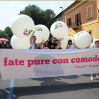 Foto Nicoloro G. 09/06/2012 Bologna ” Fate pure con comodo ” e’ lo slogan del corteo del Gay Pride nazionale, che si e’ svolto oggi a Bologna, per sottolineare il ritardo della politica in materia di diritti civili .Una manifestazione in tono minore per solidarieta’ ai terremotati dell’ Emilia e anche simbolica perche’ proprio 30 anni fa, per la prima volta, un’ amministrazione comunale concesse una sede al movimento Gay a porta Saragozza, la stessa porta da cui oggi e’ partito il corteo. nella foto Partecipanti al corteo e striscione