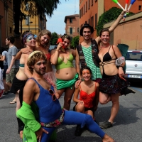 Foto Nicoloro G. 09/06/2012 Bologna ” Fate pure con comodo ” e’ lo slogan del corteo del Gay Pride nazionale, che si e’ svolto oggi a Bologna, per sottolineare il ritardo della politica in materia di diritti civili .Una manifestazione in tono minore per solidarieta’ ai terremotati dell’ Emilia e anche simbolica perche’ proprio 30 anni fa, per la prima volta, un’ amministrazione comunale concesse una sede al movimento Gay a porta Saragozza, la stessa porta da cui oggi e’ partito il corteo. nella foto Partecipanti al corteo