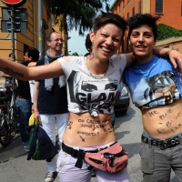 Foto Nicoloro G. 09/06/2012 Bologna ” Fate pure con comodo ” e’ lo slogan del corteo del Gay Pride nazionale, che si e’ svolto oggi a Bologna, per sottolineare il ritardo della politica in materia di diritti civili .Una manifestazione in tono minore per solidarieta’ ai terremotati dell’ Emilia e anche simbolica perche’ proprio 30 anni fa, per la prima volta, un’ amministrazione comunale concesse una sede al movimento Gay a porta Saragozza, la stessa porta da cui oggi e’ partito il corteo. nella foto Partecipanti al corteo