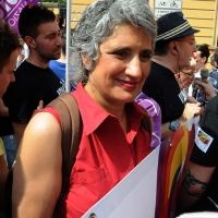 Foto Nicoloro G. 09/06/2012 Bologna ” Fate pure con comodo ” e’ lo slogan del corteo del Gay Pride nazionale, che si e’ svolto oggi a Bologna, per sottolineare il ritardo della politica in materia di diritti civili .Una manifestazione in tono minore per solidarieta’ ai terremotati dell’ Emilia e anche simbolica perche’ proprio 30 anni fa, per la prima volta, un’ amministrazione comunale concesse una sede al movimento Gay a porta Saragozza, la stessa porta da cui oggi e’ partito il corteo. nella foto Paola Concia