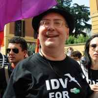 Foto Nicoloro G. 09/06/2012 Bologna ” Fate pure con comodo ” e’ lo slogan del corteo del Gay Pride nazionale, che si e’ svolto oggi a Bologna, per sottolineare il ritardo della politica in materia di diritti civili .Una manifestazione in tono minore per solidarieta’ ai terremotati dell’ Emilia e anche simbolica perche’ proprio 30 anni fa, per la prima volta, un’ amministrazione comunale concesse una sede al movimento Gay a porta Saragozza, la stessa porta da cui oggi e’ partito il corteo. nella foto Franco Grillini