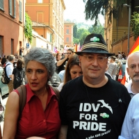 Foto Nicoloro G. 09/06/2012 Bologna ” Fate pure con comodo ” e’ lo slogan del corteo del Gay Pride nazionale, che si e’ svolto oggi a Bologna, per sottolineare il ritardo della politica in materia di diritti civili .Una manifestazione in tono minore per solidarieta’ ai terremotati dell’ Emilia e anche simbolica perche’ proprio 30 anni fa, per la prima volta, un’ amministrazione comunale concesse una sede al movimento Gay a porta Saragozza, la stessa porta da cui oggi e’ partito il corteo. nella foto Paola Concia – Franco Grillini