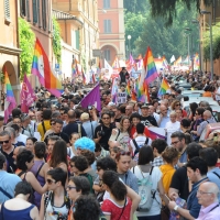 Foto Nicoloro G. 09/06/2012 Bologna ” Fate pure con comodo ” e’ lo slogan del corteo del Gay Pride nazionale, che si e’ svolto oggi a Bologna, per sottolineare il ritardo della politica in materia di diritti civili .Una manifestazione in tono minore per solidarieta’ ai terremotati dell’ Emilia e anche simbolica perche’ proprio 30 anni fa, per la prima volta, un’ amministrazione comunale concesse una sede al movimento Gay a porta Saragozza, la stessa porta da cui oggi e’ partito il corteo. nella foto L'affollato corteo