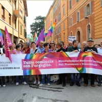 Foto Nicoloro G. 09/06/2012 Bologna ” Fate pure con comodo ” e’ lo slogan del corteo del Gay Pride nazionale, che si e’ svolto oggi a Bologna, per sottolineare il ritardo della politica in materia di diritti civili .Una manifestazione in tono minore per solidarieta’ ai terremotati dell’ Emilia e anche simbolica perche’ proprio 30 anni fa, per la prima volta, un’ amministrazione comunale concesse una sede al movimento Gay a porta Saragozza, la stessa porta da cui oggi e’ partito il corteo. nella foto La testa del corteo con lo striscione