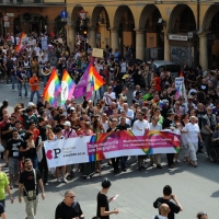 Foto Nicoloro G. 09/06/2012 Bologna ” Fate pure con comodo ” e’ lo slogan del corteo del Gay Pride nazionale, che si e’ svolto oggi a Bologna, per sottolineare il ritardo della politica in materia di diritti civili .Una manifestazione in tono minore per solidarieta’ ai terremotati dell’ Emilia e anche simbolica perche’ proprio 30 anni fa, per la prima volta, un’ amministrazione comunale concesse una sede al movimento Gay a porta Saragozza, la stessa porta da cui oggi e’ partito il corteo. nella foto La testa del corteo con lo striscione