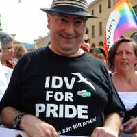 Foto Nicoloro G. 09/06/2012 Bologna ” Fate pure con comodo ” e’ lo slogan del corteo del Gay Pride nazionale, che si e’ svolto oggi a Bologna, per sottolineare il ritardo della politica in materia di diritti civili .Una manifestazione in tono minore per solidarieta’ ai terremotati dell’ Emilia e anche simbolica perche’ proprio 30 anni fa, per la prima volta, un’ amministrazione comunale concesse una sede al movimento Gay a porta Saragozza, la stessa porta da cui oggi e’ partito il corteo. nella foto Franco Grillini