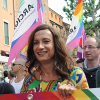 Foto Nicoloro G. 09/06/2012 Bologna ” Fate pure con comodo ” e’ lo slogan del corteo del Gay Pride nazionale, che si e’ svolto oggi a Bologna, per sottolineare il ritardo della politica in materia di diritti civili .Una manifestazione in tono minore per solidarieta’ ai terremotati dell’ Emilia e anche simbolica perche’ proprio 30 anni fa, per la prima volta, un’ amministrazione comunale concesse una sede al movimento Gay a porta Saragozza, la stessa porta da cui oggi e’ partito il corteo. nella foto Vladimir Luxuria