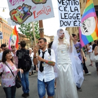 Foto Nicoloro G. 09/06/2012 Bologna ” Fate pure con comodo ” e’ lo slogan del corteo del Gay Pride nazionale, che si e’ svolto oggi a Bologna, per sottolineare il ritardo della politica in materia di diritti civili .Una manifestazione in tono minore per solidarieta’ ai terremotati dell’ Emilia e anche simbolica perche’ proprio 30 anni fa, per la prima volta, un’ amministrazione comunale concesse una sede al movimento Gay a porta Saragozza, la stessa porta da cui oggi e’ partito il corteo. nella foto partecipanti al corteo e cartelli
