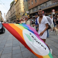 Foto Nicoloro G. 09/06/2012 Bologna ” Fate pure con comodo ” e’ lo slogan del corteo del Gay Pride nazionale, che si e’ svolto oggi a Bologna, per sottolineare il ritardo della politica in materia di diritti civili .Una manifestazione in tono minore per solidarieta’ ai terremotati dell’ Emilia e anche simbolica perche’ proprio 30 anni fa, per la prima volta, un’ amministrazione comunale concesse una sede al movimento Gay a porta Saragozza, la stessa porta da cui oggi e’ partito il corteo. nella foto partecipanti al corteo e bandiera