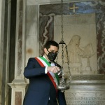 Foto Nicoloro G.   25/03/2021   Ravenna    Nella Giornata nazionale dedicata a Dante Alighieri il sindaco di Ravenna, Michele de Pascale, rabbocca l\' olio che arde nella lampada perenne all\' interno della tomba del poeta. E\' questa una pratica quotidiana per tenere sempre accesa la lampada che i fiorentini donarono per onorare il poeta. nella foto il sindaco di Ravenna Michele de Pascale mentre rabbocca l\' olio della lampada nella tomba di Dante Alighieri.
