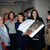 Foto Nicoloro G.  03/05/2014  Rimini      Seconda delle tre " Giornate del Lavoro " organizzate dalla CGIL, tra incontri, concerti, dibattiti, idee. nella foto la presidente della Camera Laura Boldrini si intrattiene con alcune esponenti della " Casa delle donne " dalle quali riceve in dono un libro di Stampe.