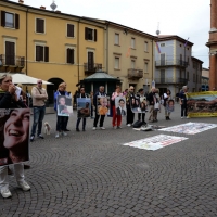 Foto Nicoloro G.  04/05/2014   Rimini     Ultima delle tre " Giornate del Lavoro " organizzate dalla CGIL, tra incontri, concerti, dibattiti, idee. nella foto  i familiari delle vittime della strage ferroviaria di Viareggio protestano per la presenza di Mauro Moretti, all' epoca a.d. delle Ferrovie.