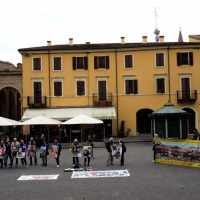 Foto Nicoloro G.  04/05/2014   Rimini     Ultima delle tre " Giornate del Lavoro " organizzate dalla CGIL, tra incontri, concerti, dibattiti, idee. nella foto  i familiari delle vittime della strage ferroviaria di Viareggio protestano per la presenza di Mauro Moretti, all' epoca a.d. delle Ferrovie.