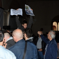 Foto Nicoloro G.  04/05/2014   Rimini     Ultima delle tre " Giornate del Lavoro " organizzate dalla CGIL, tra incontri, concerti, dibattiti, idee. nella foto alcuni esponenti del Circolo sociale PAZ hanno inscenato una protesta improvvisa contro il ministro Lupi e subito allontanati dalle forze dell' ordine.