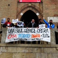 Foto Nicoloro G.  04/05/2014   Rimini     Ultima delle tre " Giornate del Lavoro " organizzate dalla CGIL, tra incontri, concerti, dibattiti, idee. nella foto alcuni esponenti del Circolo sociale PAZ hanno inscenato una protesta improvvisa contro il ministro Lupi e subito allontanati dalle forze dell' ordine.
