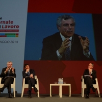 Foto Nicoloro G.  04/05/2014   Rimini     Ultima delle tre " Giornate del Lavoro " organizzate dalla CGIL, tra incontri, concerti, dibattiti, idee. nella foto l' a.d. delle Ferrovie Mauro Moretti, che ha partecipato all' incontro sul tema " Unire, integrare, connettere ".