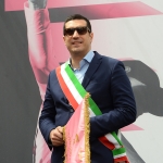 Foto Nicoloro G.   21/05/2019 Ravenna    10° tappa del 102° Giro d' Italia da Ravenna a Modena. nella foto il sindaco di Ravenna Michele de Pascale con lo stendardo commemorativo della decima tappa del Giro d' Italia.