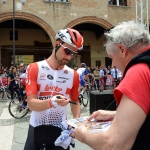Foto Nicoloro G.   21/05/2019   Ravenna    10° tappa del 102° Giro d' Italia da Ravenna a Modena. nella foto il campione Vincenzo Nibali firma un autografo.