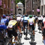 Foto Nicoloro G.   21/05/2021   Ravenna   13° tappa, Ravenna-Verona, del 104° Giro d\' Italia dedicato a Dante nel settimo centenario della morte del Sommo Poeta. nella foto il gruppo dei ciclisti transita davanti alla Tomba di Dante.