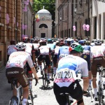 Foto Nicoloro G.   21/05/2021   Ravenna   13° tappa, Ravenna-Verona, del 104° Giro d\' Italia dedicato a Dante nel settimo centenario della morte del Sommo Poeta. nella foto il gruppo dei ciclisti transita davanti alla Tomba di Dante.