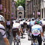 Foto Nicoloro G.   21/05/2021   Ravenna   13° tappa, Ravenna-Verona, del 104° Giro d\' Italia dedicato a Dante nel settimo centenario della morte del Sommo Poeta. nella foto il gruppo dei ciclisti transita davanti alla Tomba di Dante.