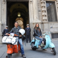 Foto Nicoloro G. 13/10/2011 Milano Sono arrivati a Milano i due giovani che stanno girando l’ Italia in vespa portando un messaggio di pace in occasione dei 150 anni dell’ Unita’ d’ Italia. Nel 2010 hanno attraversato l’ America da Chicago a Los Angeles percorrendo la mitica ” route 66 ” su una Vespa 50 special arancione del 1978. nella foto Giorgio Serafino – Giuliana Foresi