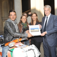 Foto Nicoloro G. 13/10/2011 Milano Sono arrivati a Milano i due giovani che stanno girando l’ Italia in vespa portando un messaggio di pace in occasione dei 150 anni dell’ Unita’ d’ Italia. Nel 2010 hanno attraversato l’ America da Chicago a Los Angeles percorrendo la mitica ” route 66 ” su una Vespa 50 special arancione del 1978. nella foto Giorgio Serafino – Giuliana Foresi – Giuliano Pisapia