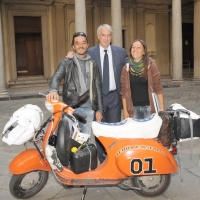Foto Nicoloro G. 13/10/2011 Milano Sono arrivati a Milano i due giovani che stanno girando l’ Italia in vespa portando un messaggio di pace in occasione dei 150 anni dell’ Unita’ d’ Italia. Nel 2010 hanno attraversato l’ America da Chicago a Los Angeles percorrendo la mitica ” route 66 ” su una Vespa 50 special arancione del 1978. nella foto Giorgio Serafino – Giuliano Pisapia – Giuliana Foresi