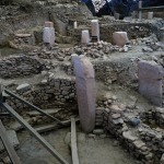 Foto Nicoloro G.   06/07/2019   Sanliurfa ( Sud-Est Turchia )  Gli scavi di Gobekli Tepe, collina tondeggiante in turco, sono il luogo di culto piu\' antico mai ritrovato dall\' uomo. Il tempio risale a 12.000 anni fa, ancora prima della creazione della ruota. Patrimonio dell\' Unesco e\' stato inaugurato il 10/03/2019 e aperto al pubblico. Contiene obelischi alti tra 3 e 6 metri con un peso tra le 40 e le 60 tonnellate, con incisioni raffiguranti animali e simboli astratti. Sono posti tra mura dallo sviluppo ovale o circolare. nella foto alcuni degli obelischi riportati alla luce.